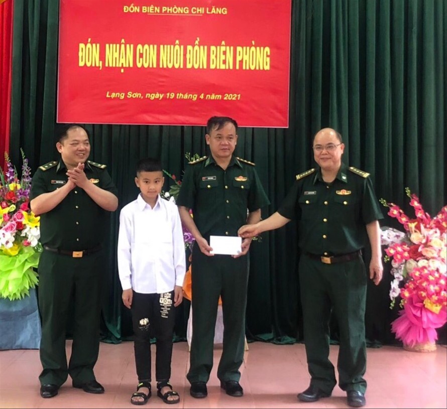  Em Tàng Minh Quân, học sinh lớp 5 Trường Tiểu học xã Bính Xá được Biên phòng Lạng Sơn nhận làm con nuôi Ảnh: Vi Toàn 
