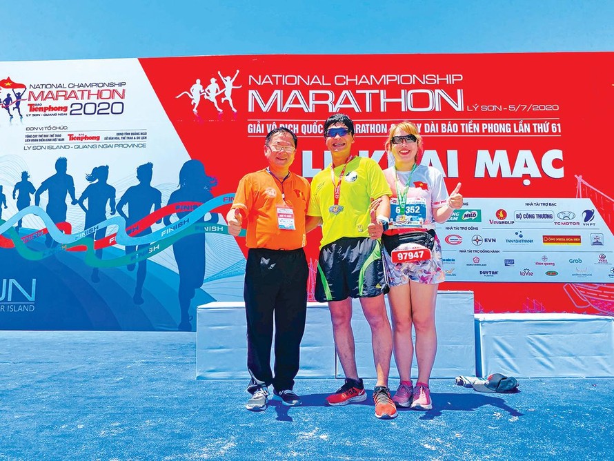 Vợ chồng Luân chụp ảnh kỷ niệm với tác giả tại Giải VĐQG Marathon và cự ly dài báo Tiền Phong tại Lý Sơn tháng 7/2020