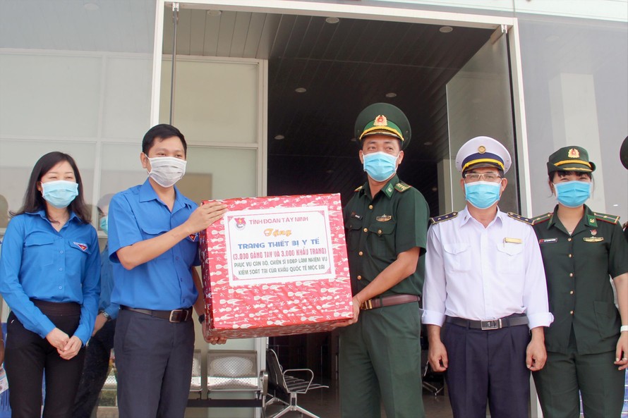  Đại diện Tỉnh Đoàn Tây Ninh tặng trang thiết bị y tế cho các chiến sĩ biên phòng vùng biên Ảnh: P.V 