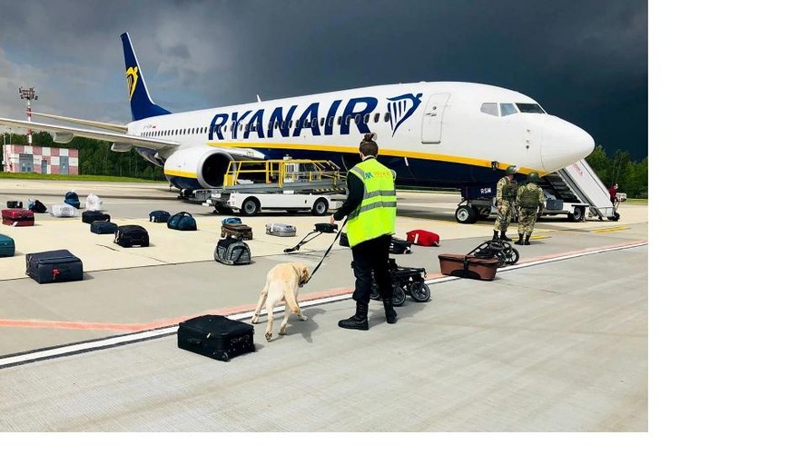 Kiểm tra hành lý sau khi máy bay Ryanair hạ cánh ở Belarus. Ảnh: Getty Images 