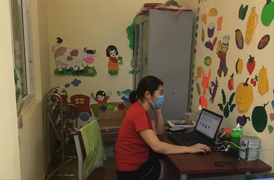 Giáo viên Trường THPT Thuận Thành, Bắc Ninh đang giảng bài trực tuyến trong khu cách ly Ảnh: Bích Hạnh 
