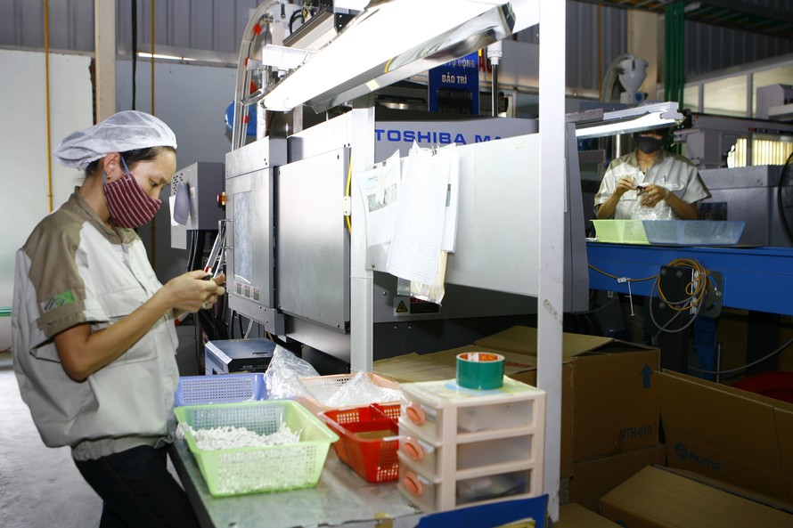 Gói an sinh lần 2 được đề xuất tập trung hỗ trợ lao động bị mất việc làm do dịch COVID-19 (trong ảnh công nhân sản xuất hạt nhựa trong khu công nghiệp tỉnh Bắc Ninh) Ảnh: Hồng Vĩnh 