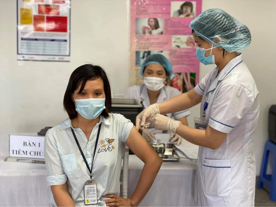 Tiêm vắc-xin ngừa COVID-19 cho nhân viên y tế tại Bắc Ninh. Ảnh: Tuấn Dũng 