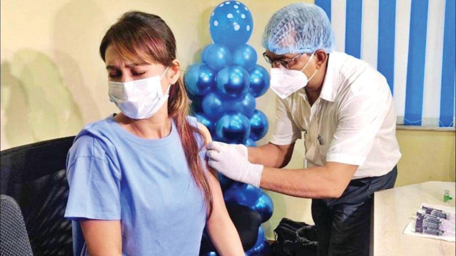 Minh tinh Mimi Chakraborty bị tiêm vaccine giả 