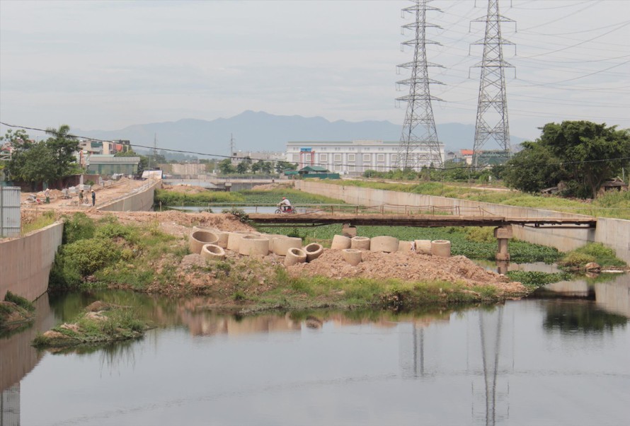 Đã chậm gần 1 năm, lại đang mùa mưa nhưng kênh dẫn nước trạm bơm tiêu Yên Nghĩa vẫn bị chặn dòng thế này 