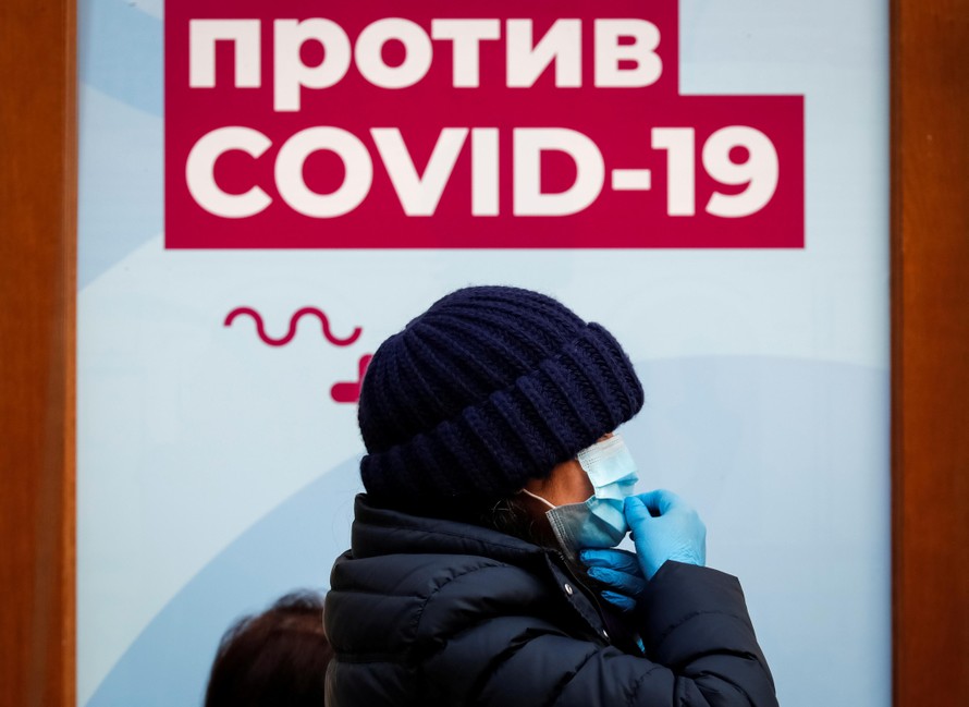 Sự xuất hiện của các biến thể virus SAR-CoV-2 “siêu lây nhiễm” đã khiến giới chức Nga lo ngại. Ảnh: AP 