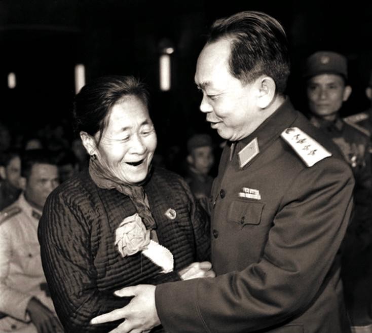 Đại tướng Võ Nguyên Giáp thăm hỏi động viên mẹ Suốt anh hùng