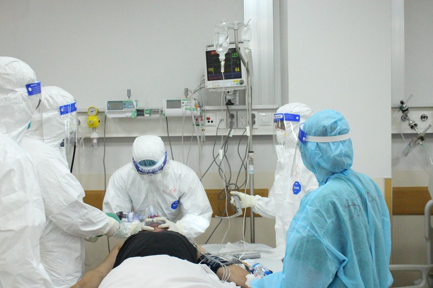 Bác sĩ đang nỗ lực hỗ trợ bệnh nhân COVID-19 nặng 