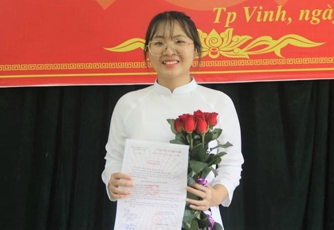 Đinh Thị Kim Ngân, học sinh Trường THPT Chuyên Phan Bội Châu, Nghệ An,thủ khoa khối C toàn quốc, trong ngày vui được kết nạp Đảng 
