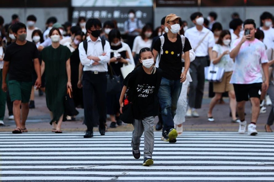 Người dân đeo khẩu trang trên đường phố Tokyo