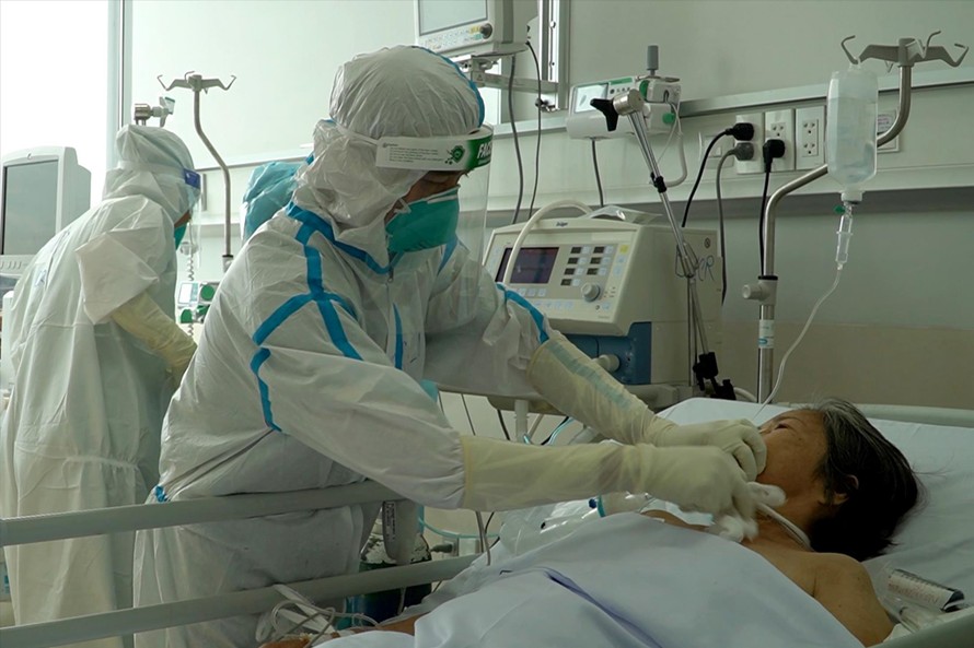 Bác sĩ Trần Thanh Linh chăm sóc một bệnh nhân nguy kịch
