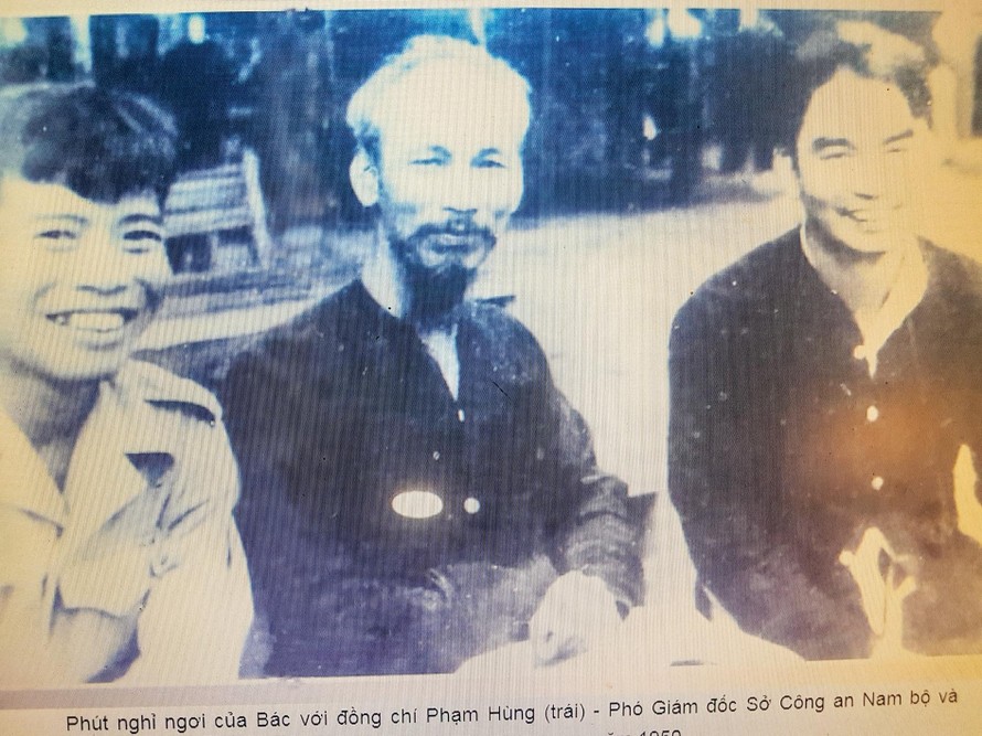 Bác Hồ với Lê Giản (phải) và Phạm Hùng (trái) ở Việt Bắc năm 1950