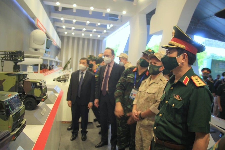 Tổng Tham mưu trưởng QĐND Việt Nam Nguyễn Tân Cương cùng các đại biểu tham quan khu vực triển lãm vũ khí, trang bị do Việt Nam sản xuất 