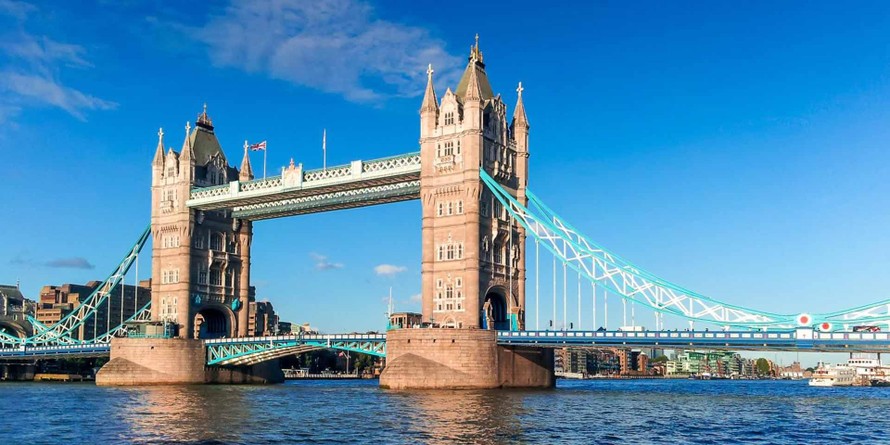 Thiết kế cầu Trần Hưng Đạo (ảnh dưới) bị cho là cóp nhặt một vài chi tiết ở cây cầu tháp nổi tiếng của London, Anh 