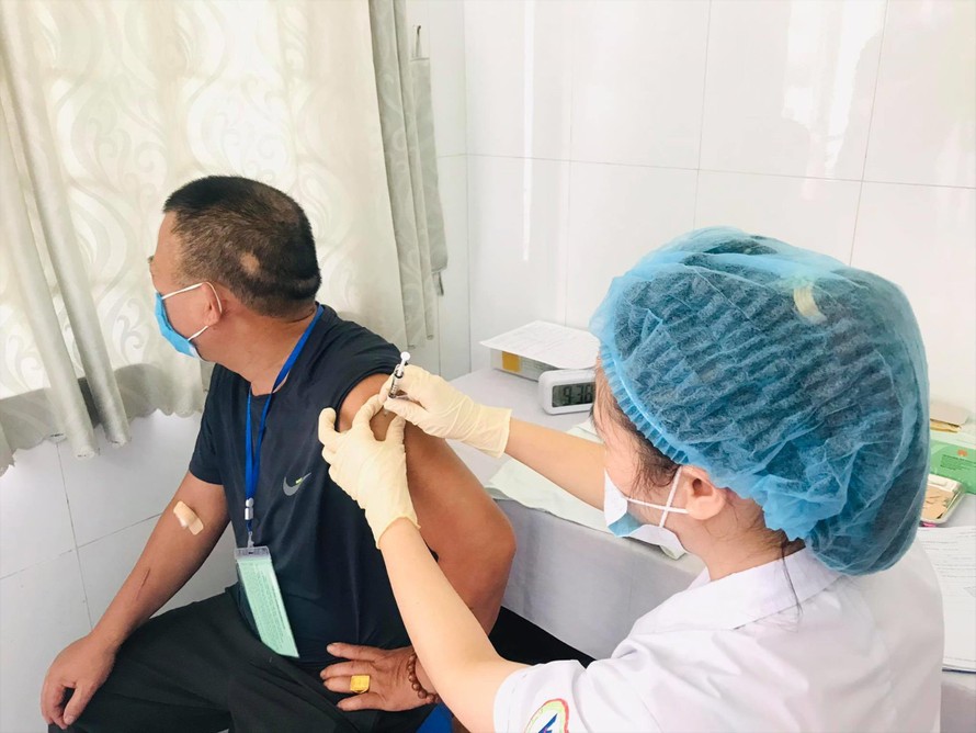 Tiêm vắc xin phòng COVID-19 cho dân Ảnh: Long Phạm 