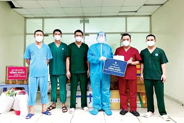 Chủ tịch Quỹ thiện nguyện Hồng Phúc trao quà cho Đoàn cán bộ y tế tỉnh Sơn La làm nhiệm vụ Bệnh viện dã chiến thu dung số 12 