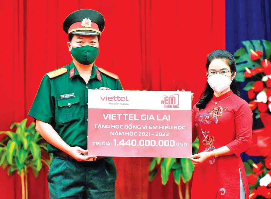 Thượng tá Trần Văn Thuân trao học bổng Vì em hiếu học cho lãnh đạo Sở GD&ĐT tỉnh Gia Lai