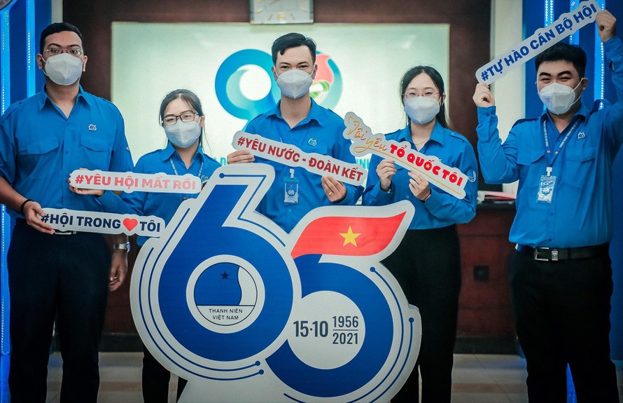 Hội viên thanh niên TPHCM chào mừng kỷ niệm 65 năm ngày truyền thống Hội LHTN Việt Nam 