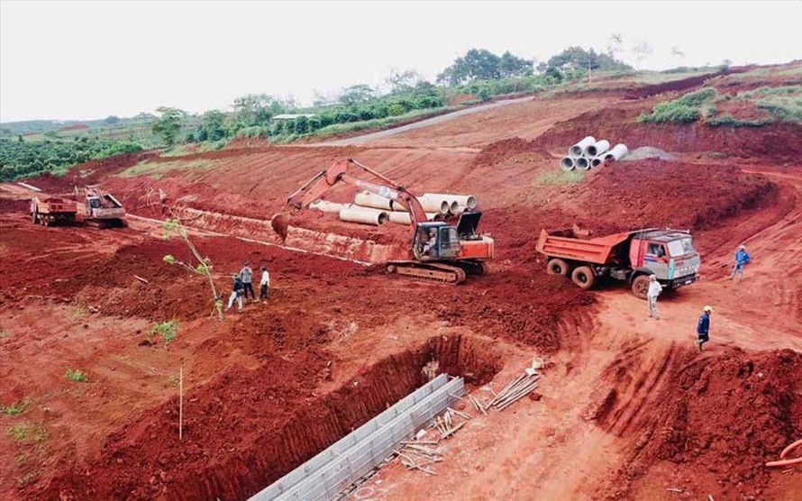 Hiện trường san gạt, phân lô đất nông nghiệp ở TP Bảo Lộc 