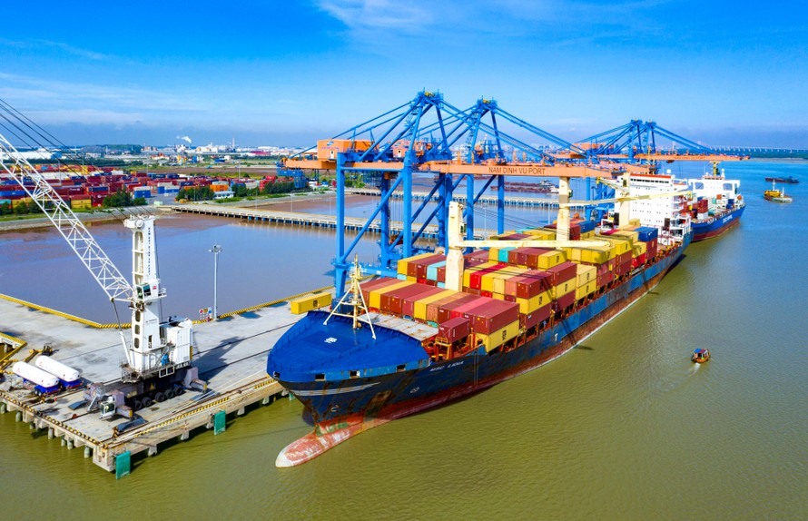  Doanh nghiệp (trong đó có doanh nghiệp FDI) phục hồi sản xuất góp phần thúc đẩy xuất khẩu tại các cảng ở Hải Phòng Ảnh: Hồng Phong 