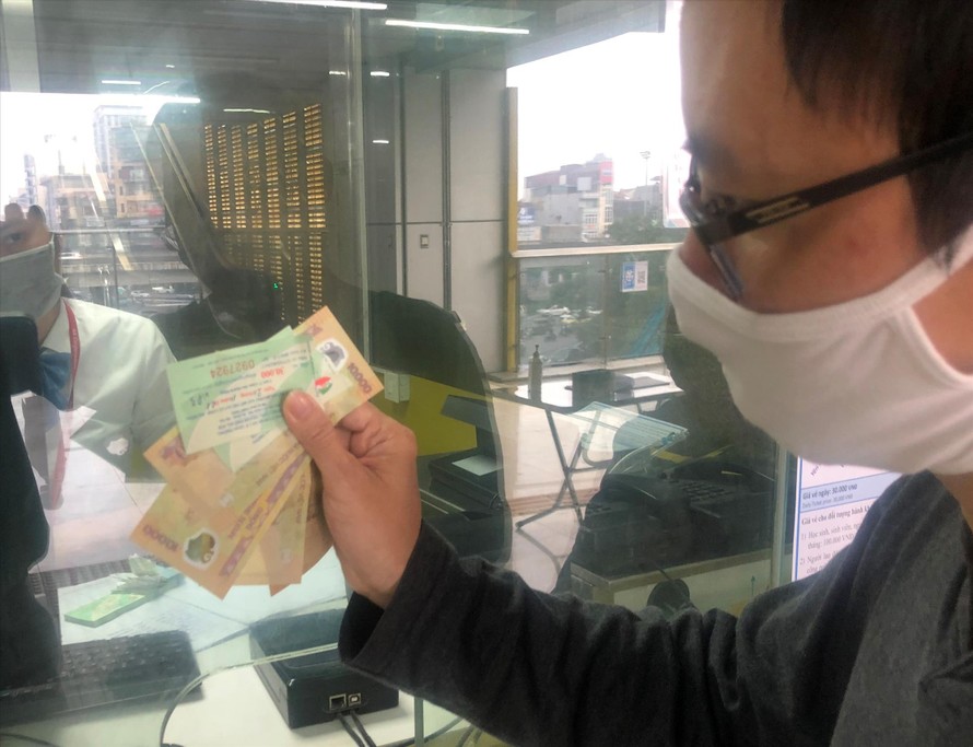 Hành khách dùng tiền mặt mua vé ngày đi tàu Cát Linh - Hà Đông 