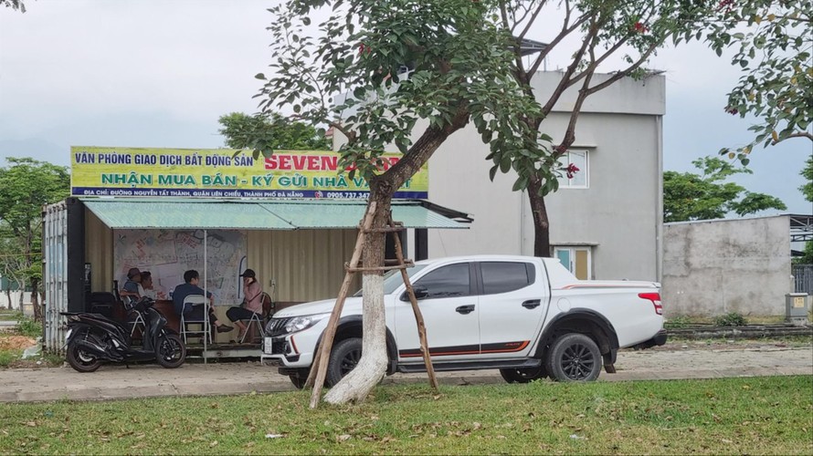 Tại “Phố bất động sản” ở đường Nguyễn Tất Thành nối dài (TP Đà Nẵng), các ki - ốt nhộn nhịp giao dịch Ảnh: Thanh Trần