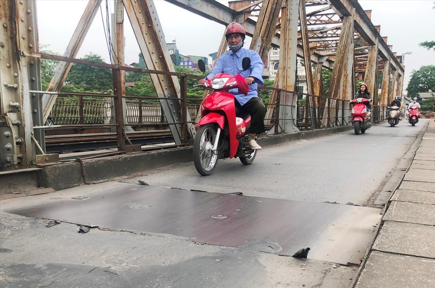Mặt đường bộ cầu Long Biên đang bị thủng, phải đậy tấm thép