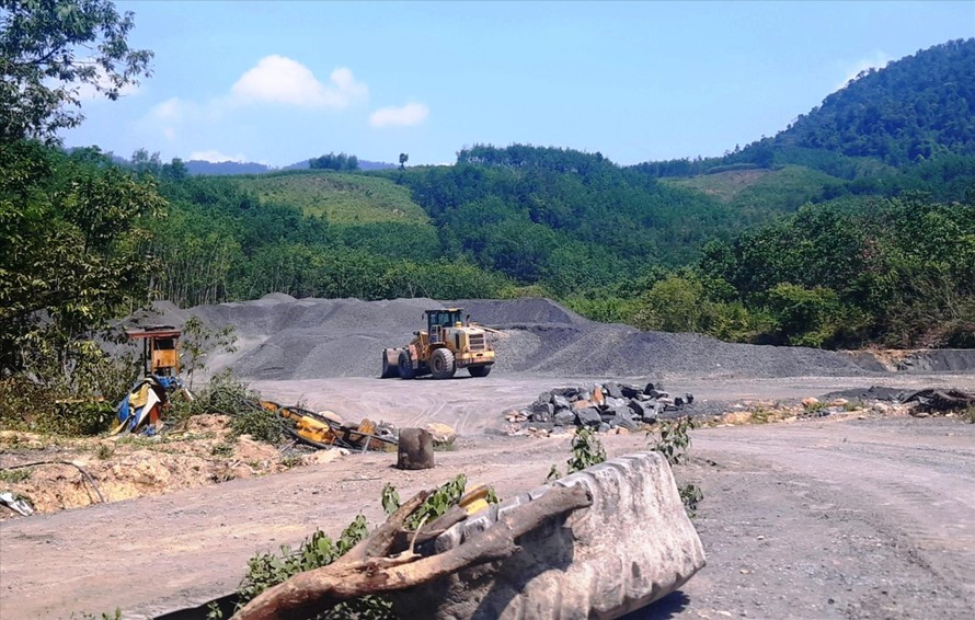 Hết hạn khai thác và hoạt động mỏ, nhưng máy móc phương tiện vẫn vận hành bên trong mỏ đá Thượng Long