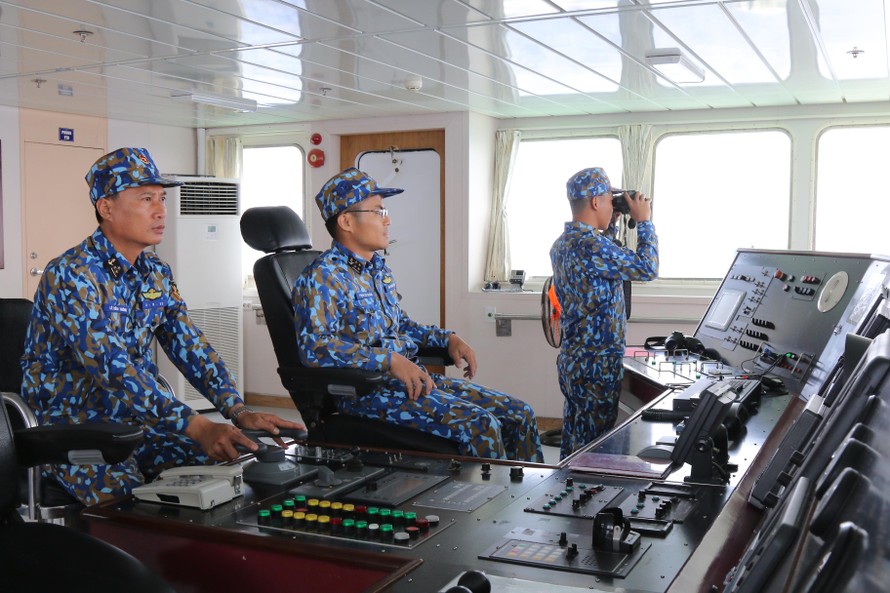 Thượng úy Thông (thứ nhất trái sang) chỉ huy tổ trực hạ neo chuẩn bị vào đảo 