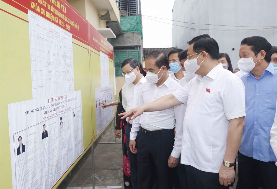 Chủ tịch Quốc hội đi kiểm tra công tác chuẩn bị bầu cử tại Tuyên Quang Ảnh: PV