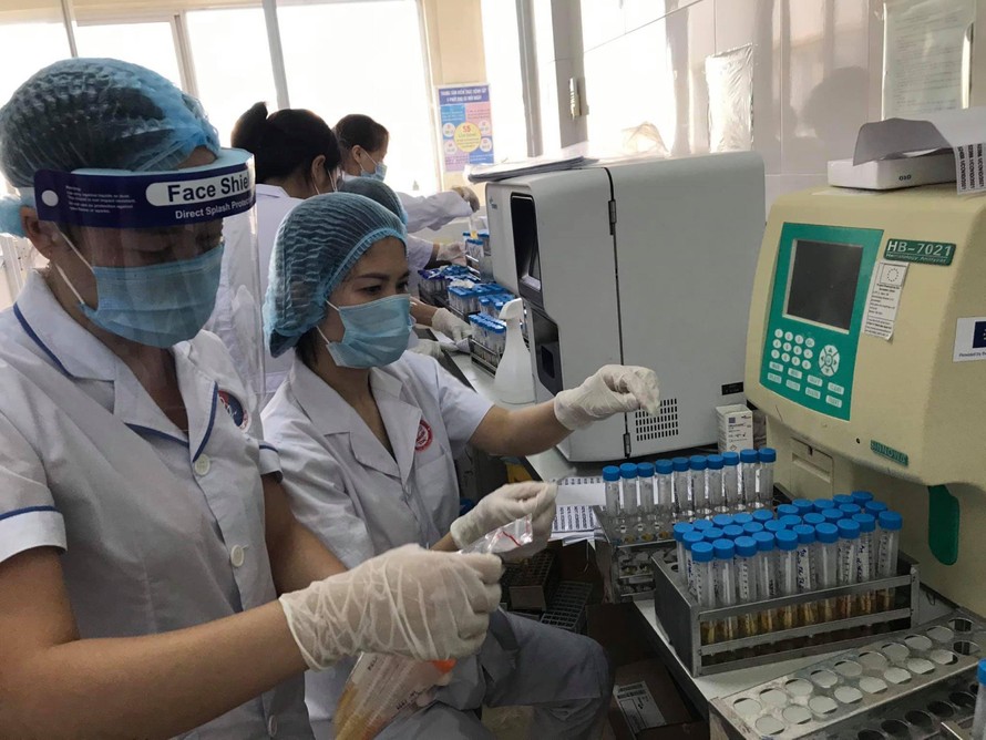 Xét nghiệm mẫu bệnh phẩm tại tâm dịch Bắc Giang ảnh: Tuấn Dũng
