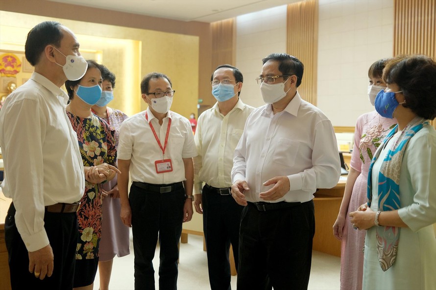 Thủ tướng Phạm Minh Chính trao đổi với các nhà khoa học, đơn vị, doanh nghiệp tham gia nghiên cứu, sản xuất vắc-xin phòng COVID-19Ảnh: Nhật Bắc