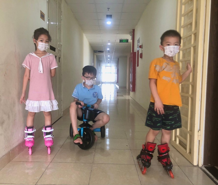Trẻ em lấy hành lang chung cư làm chỗ chơi trong những ngày dịch bệnh bùng phát Ảnh: LƯU TRINH
