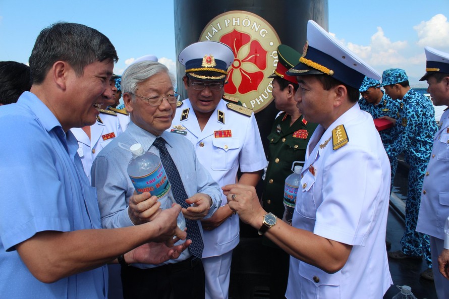 Tổng Bí thư Nguyễn Phú Trọng thăm Lữ đoàn tàu ngầm 189 (tháng 5/2016). Trên tay Tổng Bí thư là chai nước biển được lấy từ độ sâu lớn nhất mà tàu ngầm đã chinh phục 