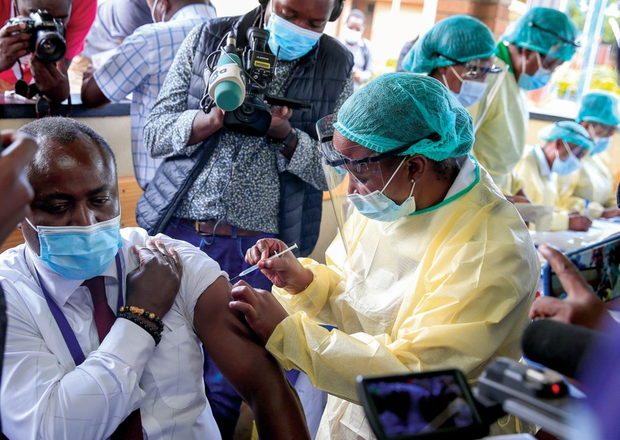 Zimbabwe đối diện nguy cơ dịch COVID-19 bùng phát trong bối cảnh trung tâm tiêm chủng chính ở thủ đô Harare hết vắc-xin Ảnh: Getty 
