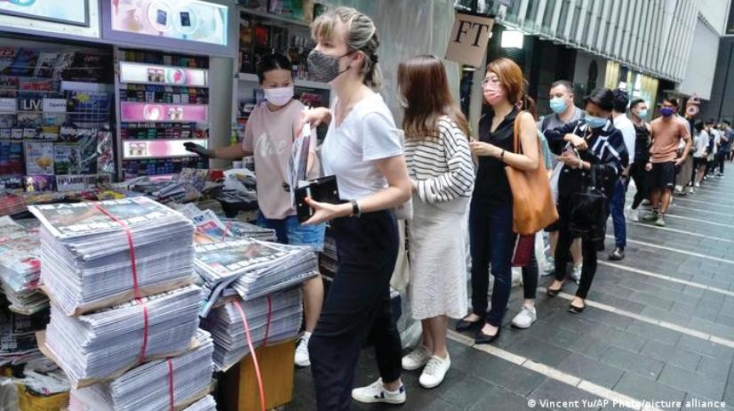 Người dân Hong Kong xếp hàng mua số cuối cùng của Apple Daily ngày 24/6 Ảnh: AP