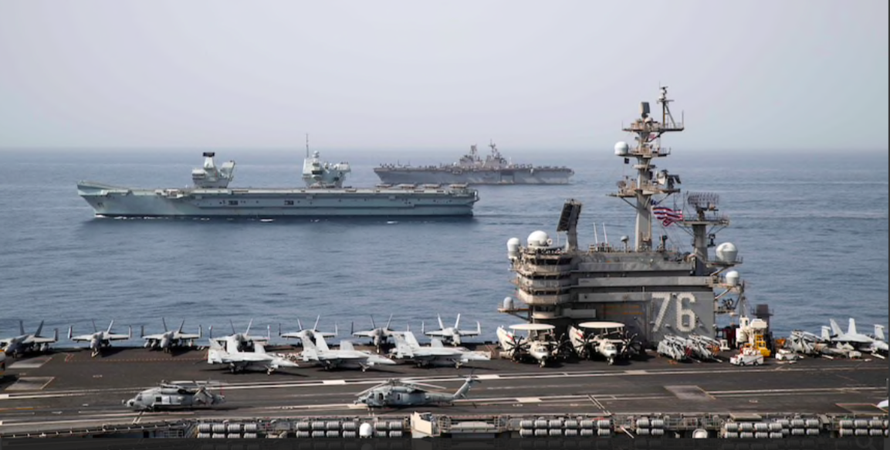 Tàu sân bay Anh Queen Elizabeth, tàu sân bay Mỹ USS Ronald Reagan và tàu tấn công đổ bộ USS Iwo Jima phối hợp trên Vịnh Aden ngày 12/7Ảnh: US Navy