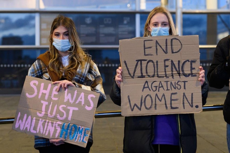 Phụ nữ Anh biểu tình sau vụ án mạng Sarah Everard