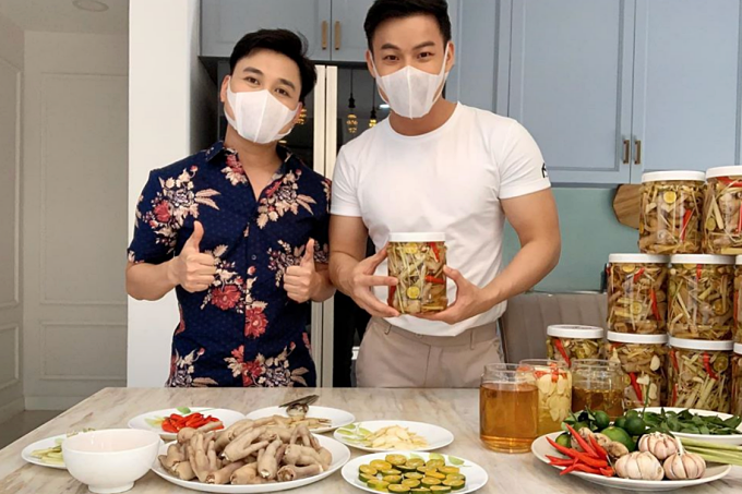 Diễn viên Don Nguyễn và Thanh Tú làm đồ ăn bán online để kiếm thêm thu nhập