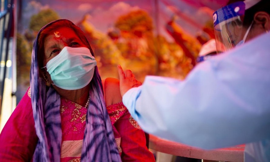 Một phụ nữ Nepal đang được tiêm vắc-xin phòng COVID-19. Ảnh: Xinhua 