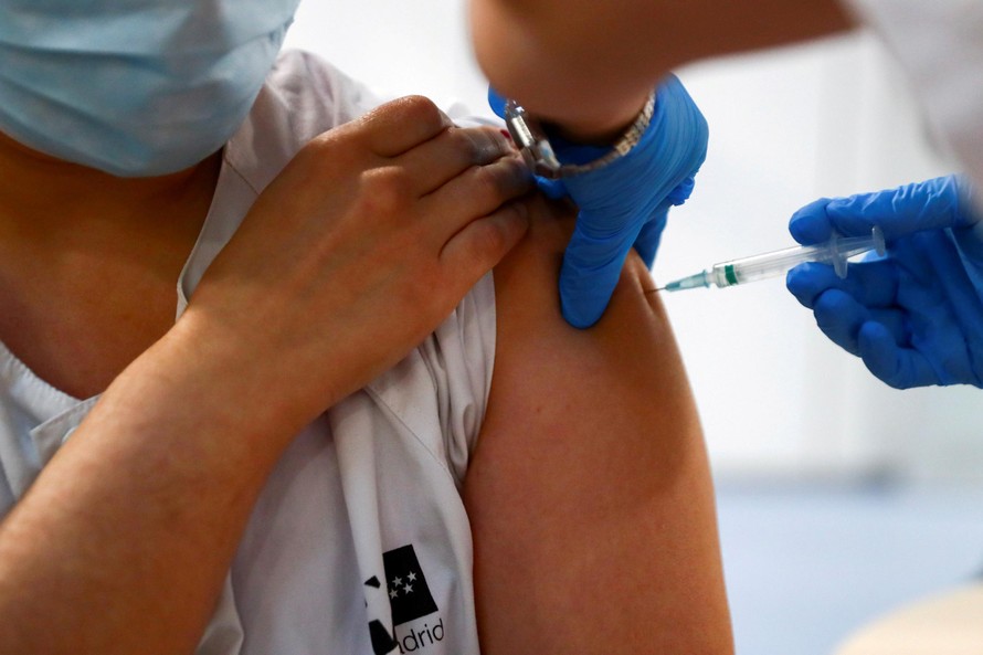 WHO kêu gọi các nước tạm dừng tiêm mũi nhắc lại vắc-xin COVID-19Ảnh: AP 