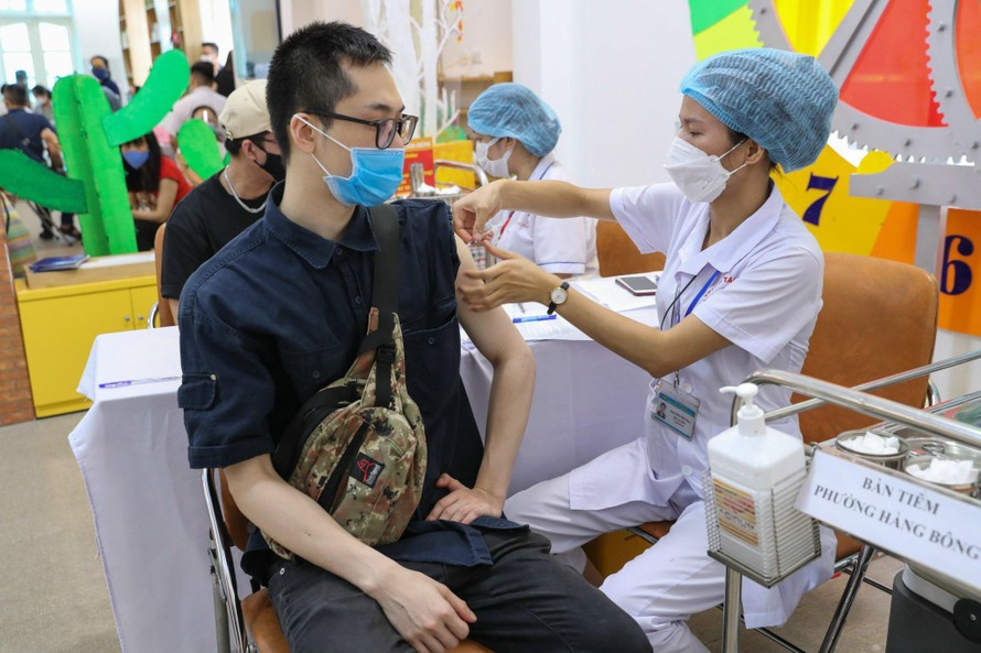 Tiêm vắc-xin cho người dân ở quận Hoàn Kiếm, Hà Nội. Ảnh: Như Ý