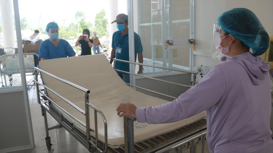 Lắp đặt thiết bị, mở rộng quy mô bệnh viện dã chiến tại khu ký túc xá phía Tây TP Đà Nẵng. Ảnh: Nguyễn Thành