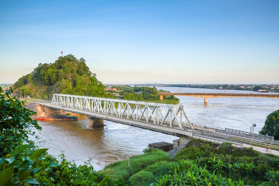 Cầu Hàm Rồng là cây cầu đầu tiên được bắc ngang qua dòng sông Mã ở Thanh Hóa, cách trung tâm thành phố Thanh Hóa gần 5km về phía Bắc