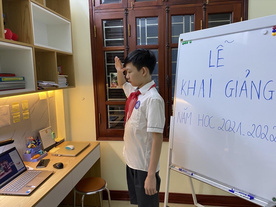 Học sinh trường THCS Chu Văn An (quận Tây Hồ, Hà Nội) trong lễ khai giảng trực tuyến ngày 5/9