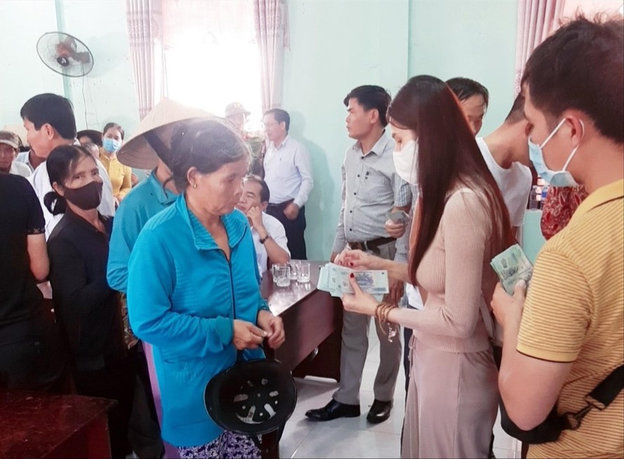 Ca sĩ Thủy Tiên trao tiền hỗ trợ người dân huyện Đại Lộc, tỉnh Quảng Nam. Ảnh: B.L 