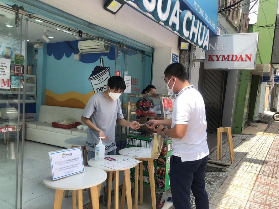 Chủ hàng quán trên đường Nguyễn Thị Thập (quận 7) phấn khởi được kinh doanh trở lại 