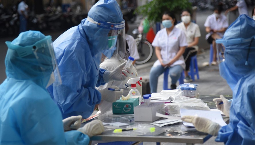 Xét nghiệm các trường hợp liên quan tại Bệnh viện Việt Đức (Hà Nội). Ảnh: PV 