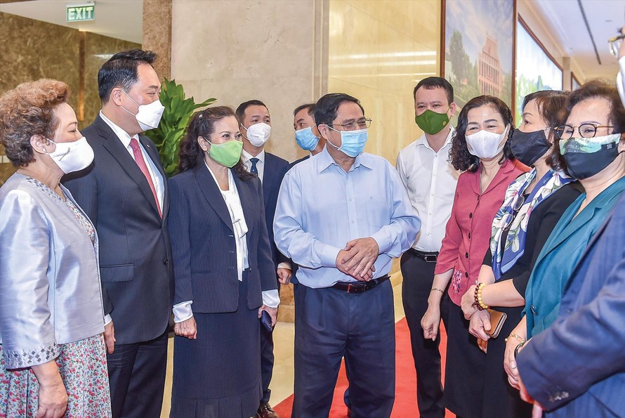 Thủ tướng Chính phủ Phạm Minh Chính trao đổi với các doanh nghiệp tại hội nghị ngày 26/9