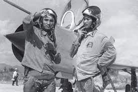 Phi công Liên Xô đang lên lớp cho phi công Việt Nam